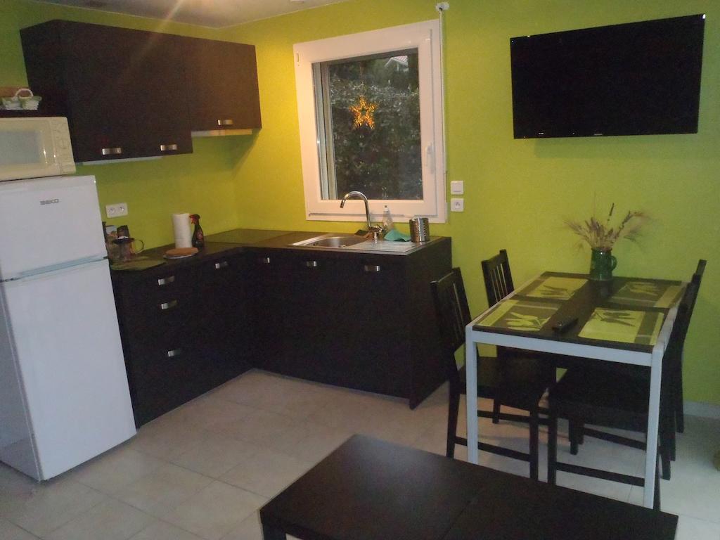 Les Chevrefeuilles Apartment Маноск Стая снимка